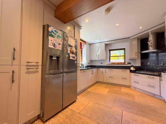 5 bed Detached for sale Image 8