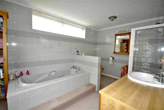 EN SUITE BATHROOM