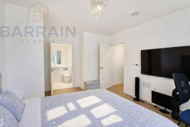 2 bedroom for sale, East london, E6 By Barrain Lon