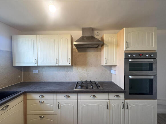 4 bed Detached to rent Image 5