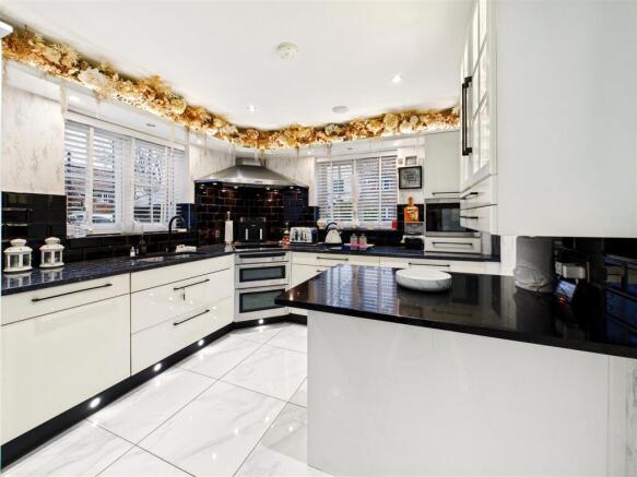 3 bed Town House for sale Image 6