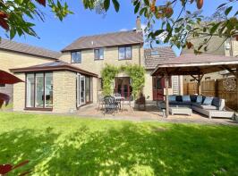 27, May Tree Close, Cirencester GL7 6NQ