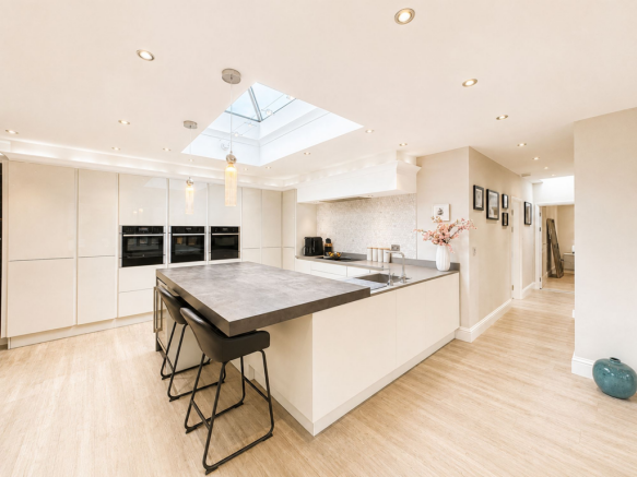 Damery Road, Bramhall, SK7 photo 4