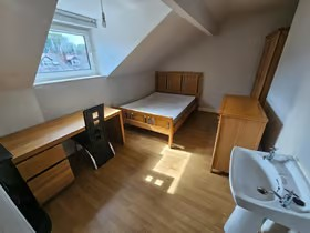 5 bed Terraced to rent Image 9