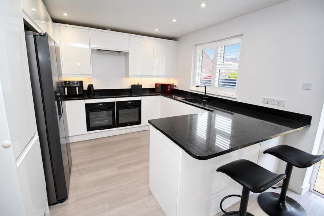 Simons Close, Tilehurst, Reading photo 4