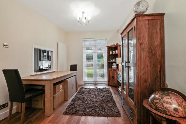 Spacious Through Lounge