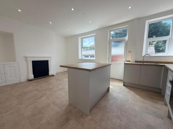 4 bed End of Terrace to rent Image 5