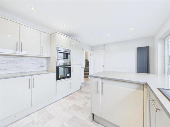 4 bed Detached for sale Image 6