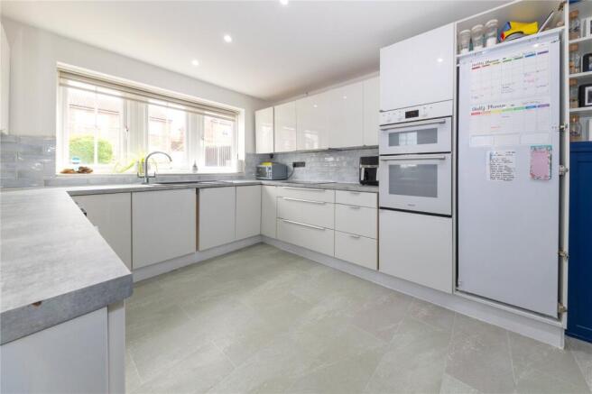 Layham Drive, Luton, Bedfordshire, LU2 photo 4