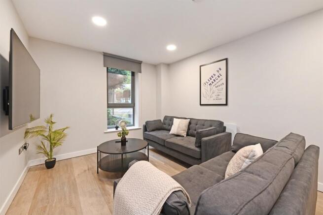 4 bed Apartment to rent Image 4