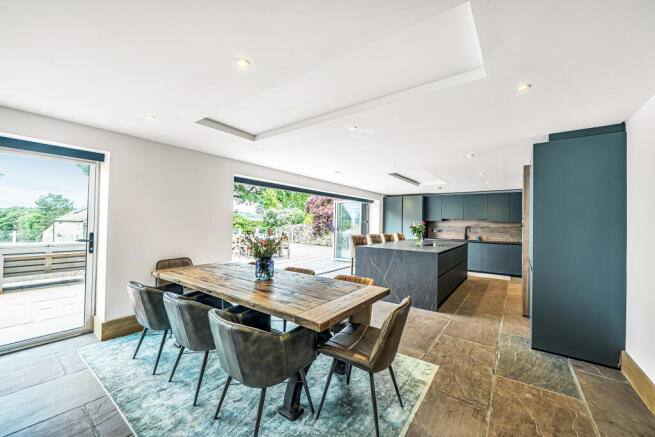 5 bed Detached for sale Image 4