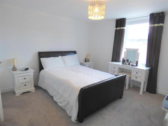 MASTER EN SUITE BEDROOM