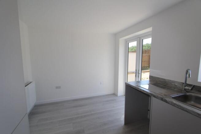3 bed Semi-Detached to rent Image 5