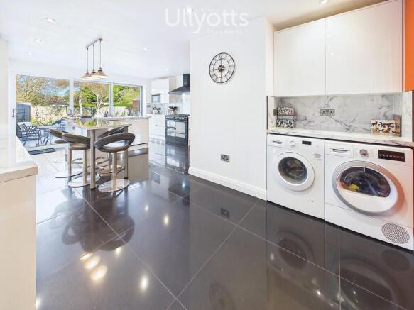 4 bed Detached for sale Image 9