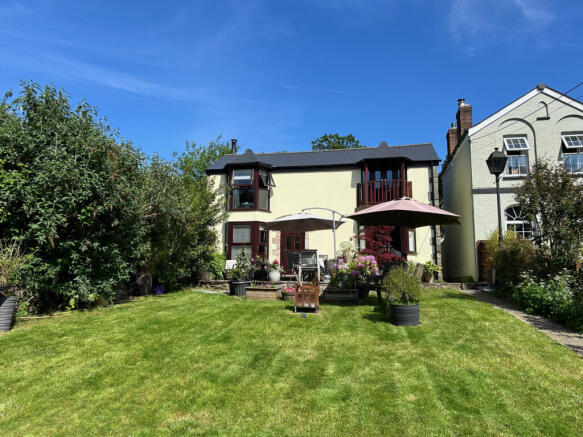 Beautiful & Spacious Four Double Bedroom Cottage