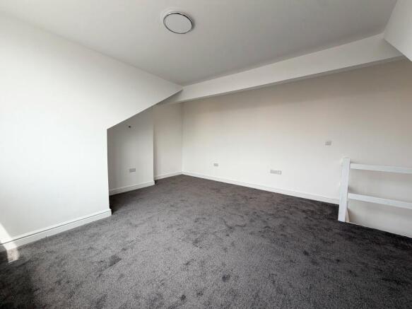 2 bed Terraced to rent Image 4