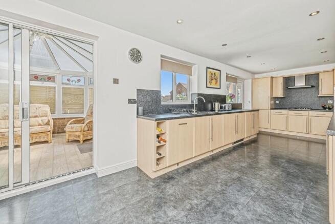 5 bed Detached for sale Image 5