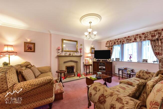 4 bed House for sale Image 7