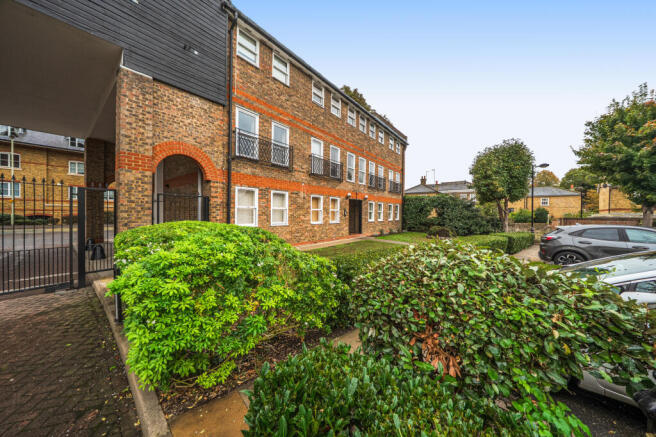 2-bed flat on Millacres, Station Road, Ware, SG12, £300,000