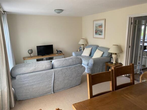 Sitting Room/Dining Room:
