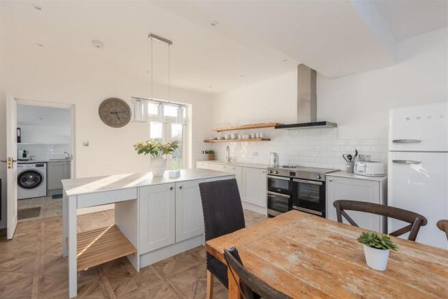 5 bed Detached for sale Image 10