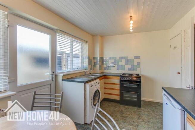 KITCHEN / DINER: