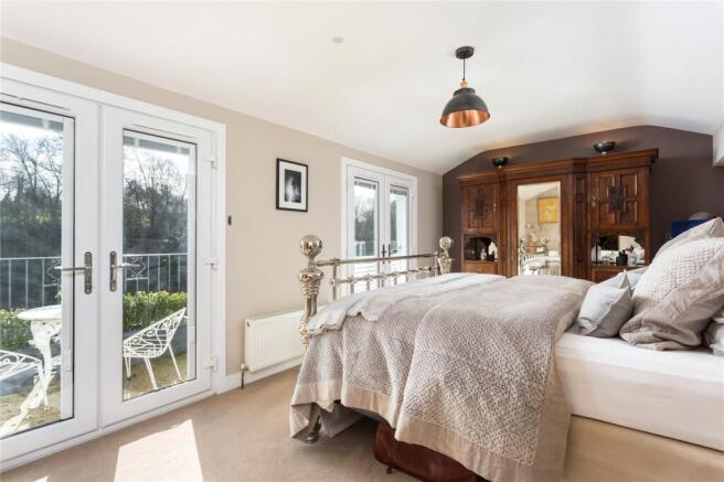 5 bed Detached for sale Image 9