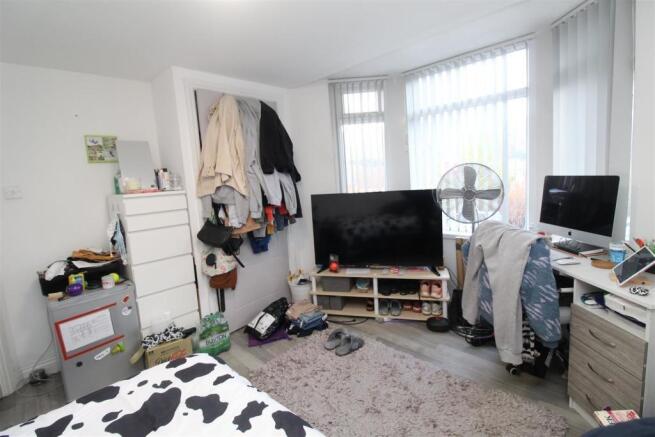 Bright bedroom with large bay window and desk...
