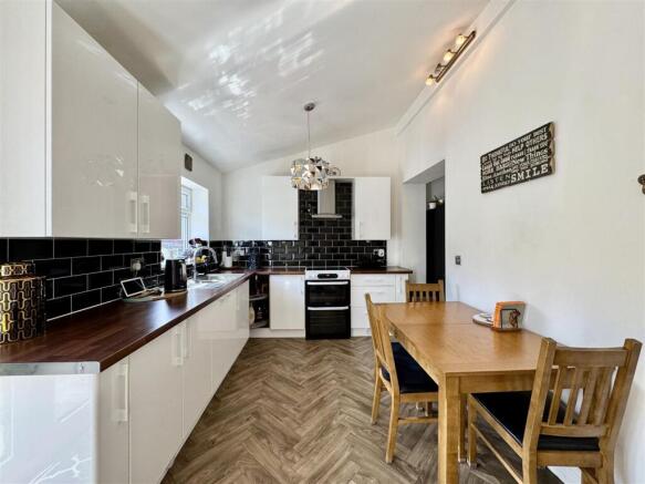 3 bed Semi-Detached for sale Image 12
