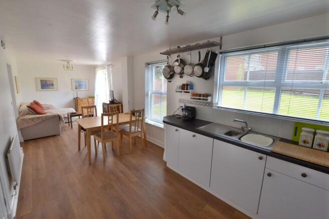 OPEN FAMILY DINING KITCHEN