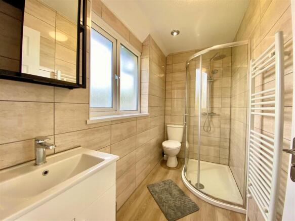 92 pendre shower room.jpg