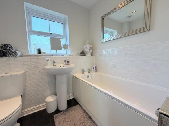 4 bed Detached for sale Image 12