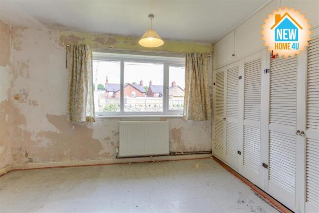 MAIN BEDROOM: