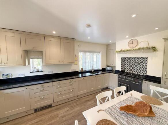 3 bed Semi-Detached for sale Image 9
