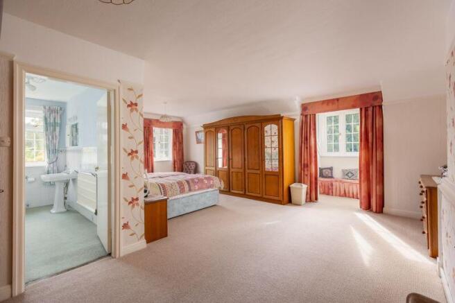 4 bed Detached for sale Image 11