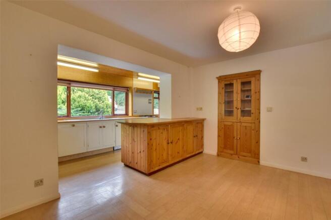 4 bed Bungalow for sale Image 4