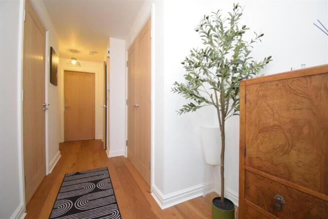 4 bed Town House to rent Image 4