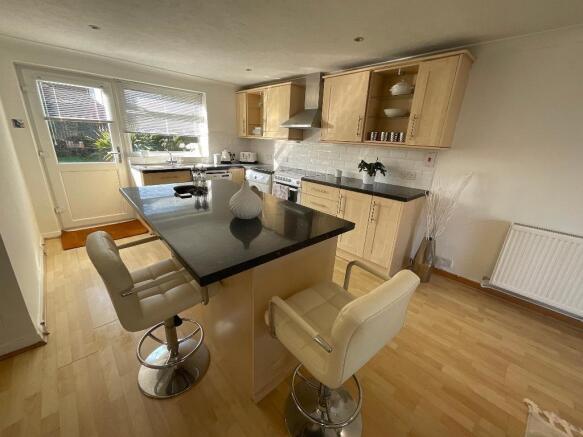 KITCHEN/DINING ROOM 22'9 x 13'9