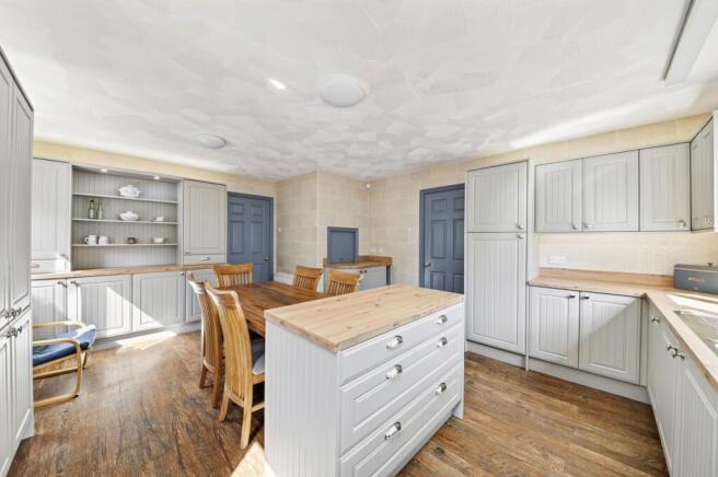 KITCHEN/BREAKFAST ROOM