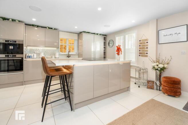 OPEN PLAN KITCHEN/DINING AND FAMILY ROOM