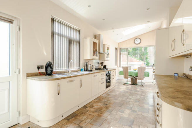 4 bed Detached for sale Image 6