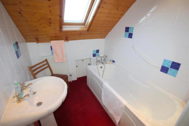 St Leonards Road West, 18, bathroom.JPG