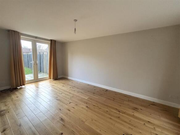 3 bed Terraced to rent Image 2