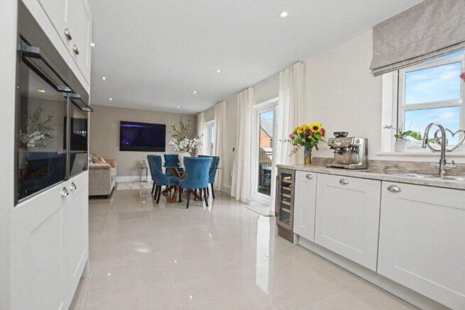 5 bed Detached for sale Image 7