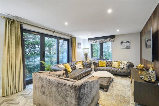 5 bed Detached for sale Image 4
