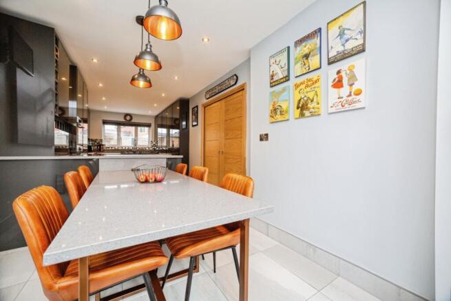 5 bed House for sale Image 8