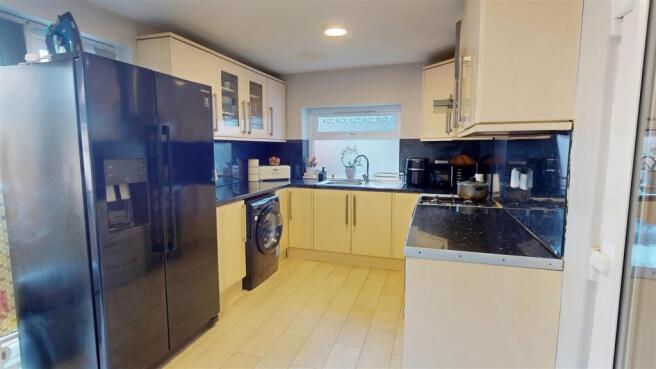 4 bed Semi-Detached for sale Image 6