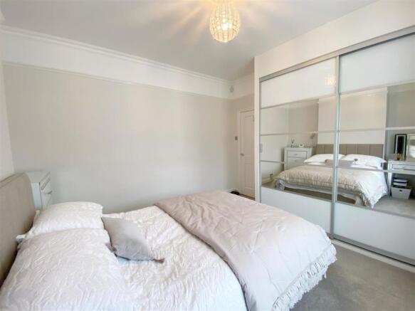 Bedroom 1 pic 3.jpg