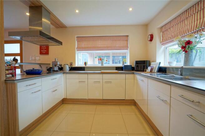 5 bed Detached for sale Image 5