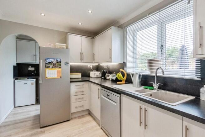 5 bed Detached for sale Image 9